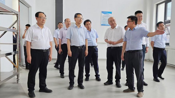 甘肅國(guó)投集團(tuán)黨委書記、董事長(zhǎng)成廣平一行到西北工程檢測(cè)研發(fā)基地調(diào)研